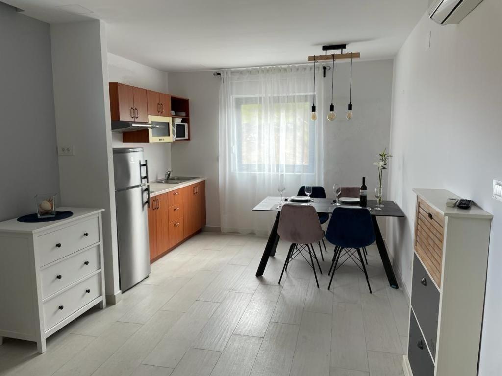 Apartments Villa Joy Podgora Kamer foto